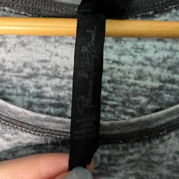 Seven7 Gray & White Burnout Semi-Sheer High Low T-Shirt with Accent Pocket - Med - Picture 9 of 10